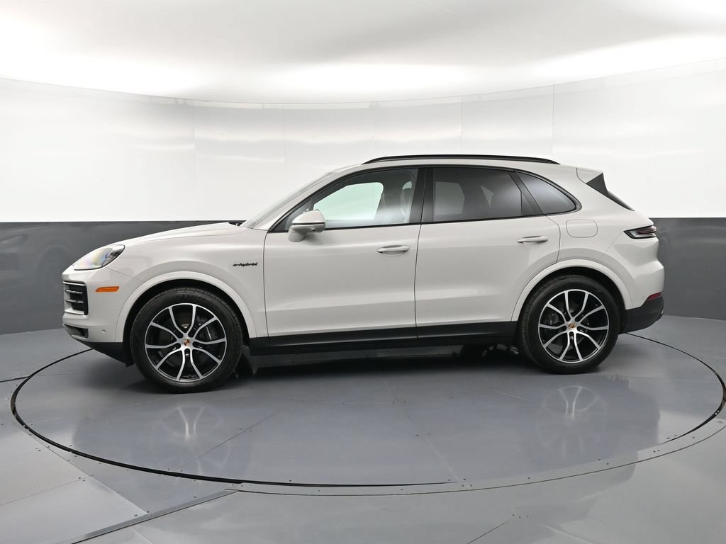 Certified 2026 Porsche Cayenne E-Hybrid AWD/4WD image 2