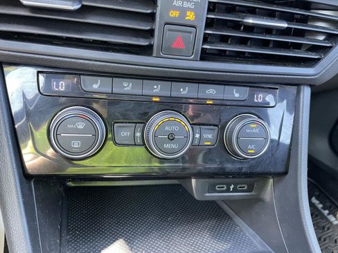 Used 2023 Volkswagen Jetta SE w/ Panoramic Sunroof Package FWD image 28