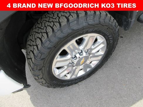 Used 2024 Chevrolet Silverado 2500 High Country w/ Technology Package AWD/4WD image 3