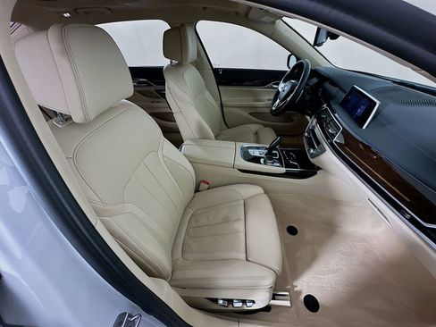 Used 2022 BMW 740i image 29