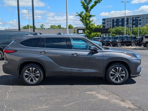 Used 2021 Toyota Highlander XLE AWD/4WD image 8