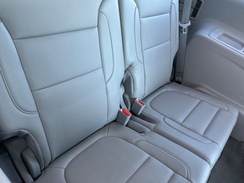 Used 2023 GMC Acadia SLT image 18