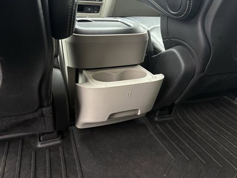 Used 2022 Chrysler Pacifica Touring-L image 28