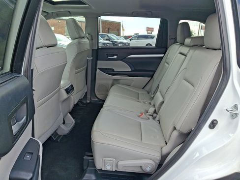 Used 2019 Toyota Highlander XLE AWD/4WD image 10