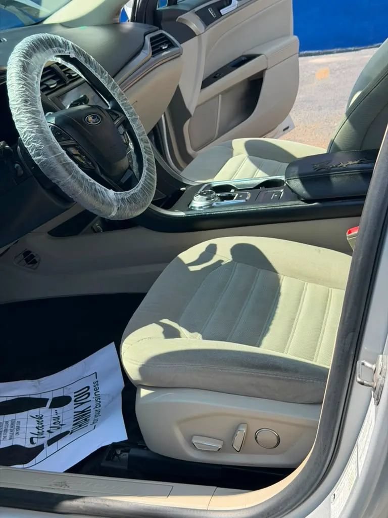 Used 2017 Ford Fusion SE w/ Fusion SE Technology Package FWD image 9