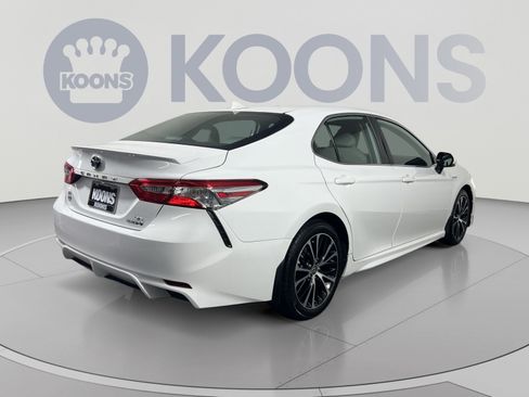 Used 2020 Toyota Camry SE w/ Sunroof Package FWD image 7
