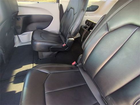 Used 2023 Chrysler Pacifica Touring-L image 28