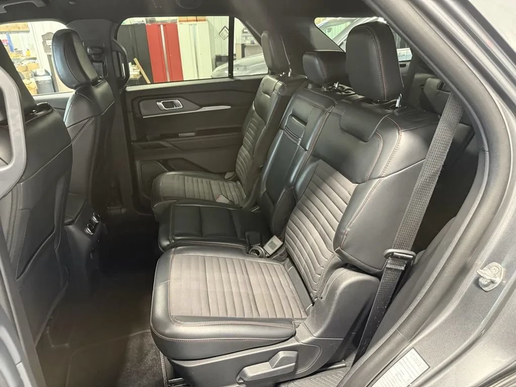 Used 2025 Ford Explorer ST-Line w/ ST-Line Street Pack AWD/4WD image 25