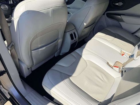 Used 2019 Jeep Cherokee Limited FWD image 17