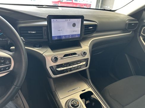 Used 2022 Ford Explorer XLT image 4