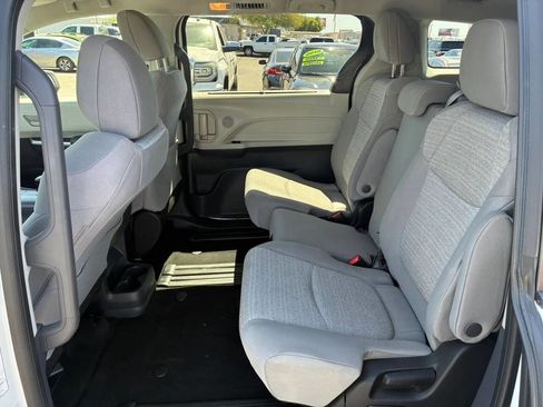 Used 2022 Toyota Sienna LE FWD image 19