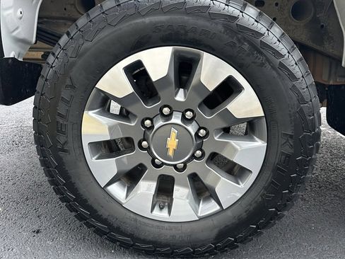 Used 2024 Chevrolet Silverado 2500 Custom w/ Custom Value Package image 4