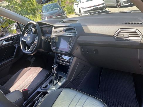 Used 2024 Volkswagen Tiguan SE w/ Panoramic Sunroof Package AWD/4WD image 14