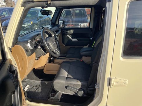 Used 2011 Jeep Wrangler Unlimited Sahara w/ Connectivity Group AWD/4WD image 13