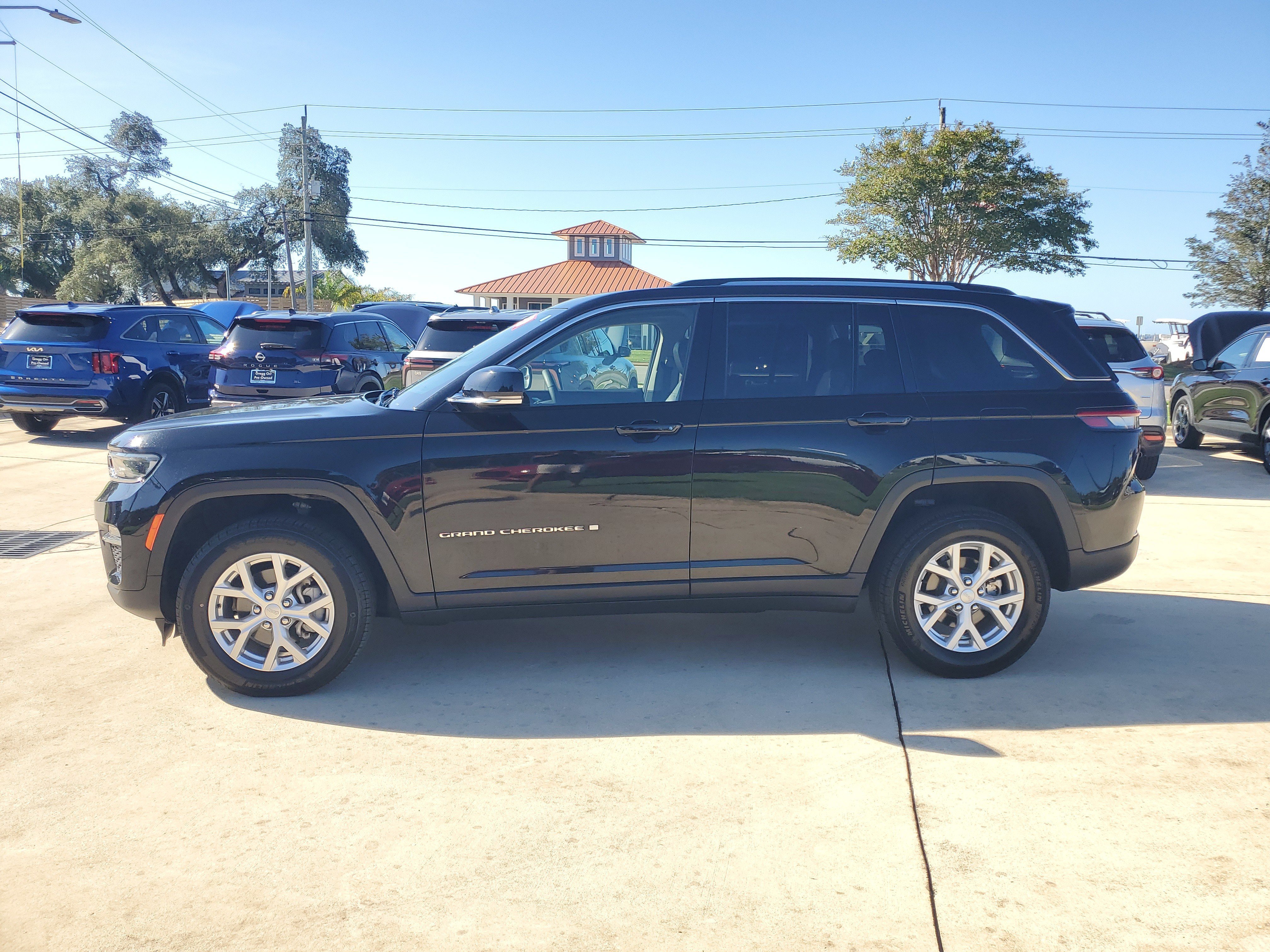 Used 2023 Jeep Grand Cherokee Limited AWD/4WD image 2