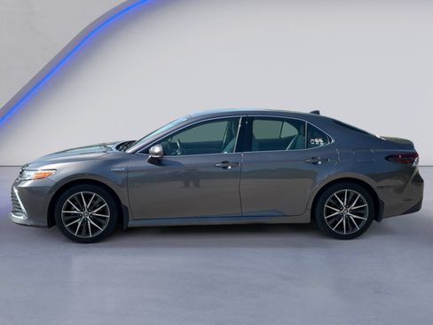 Used 2021 Toyota Camry XLE FWD image 3