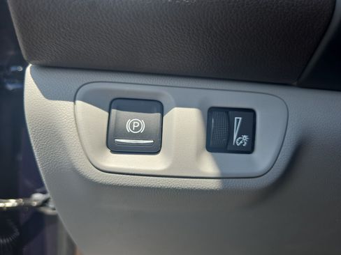 Used 2017 GMC Acadia SLT w/ LPO, Cargo Package FWD image 27