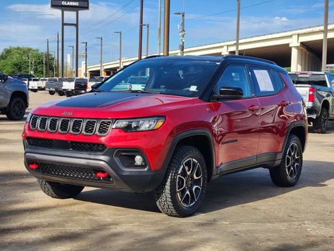 Used 2025 Jeep Compass Trailhawk AWD/4WD image 3