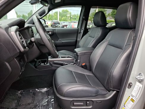 Used 2022 Toyota Tacoma TRD Sport w/ TRD Premium Sport Package AWD/4WD image 14