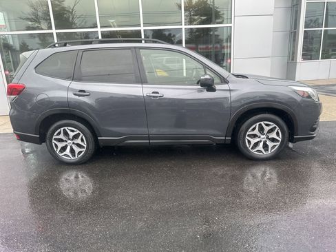 Used 2022 Subaru Forester Premium AWD/4WD image 2