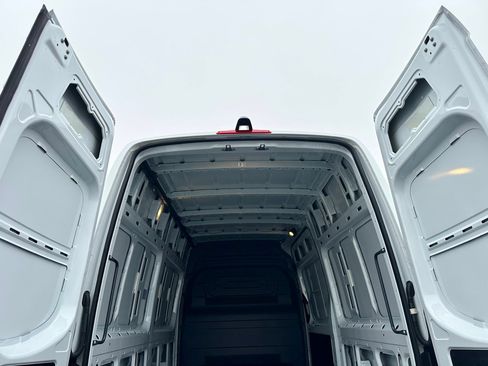 Used 2025 Mercedes-Benz Sprinter 2500 image 28