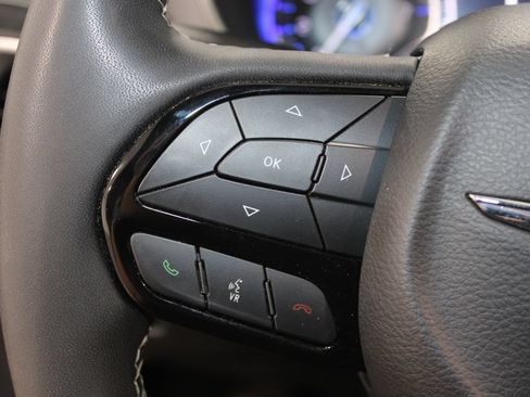 Used 2025 Chrysler Pacifica Limited FWD image 22