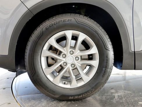 Used 2019 Hyundai Santa Fe SE image 10