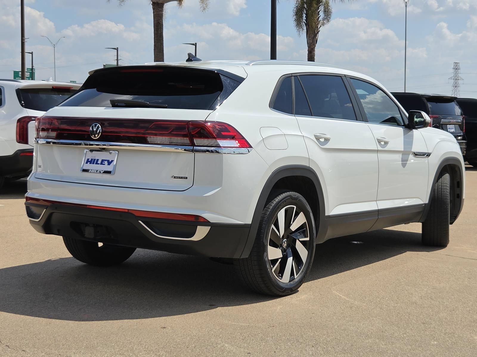 Used 2024 Volkswagen Atlas Cross Sport SE AWD/4WD image 4