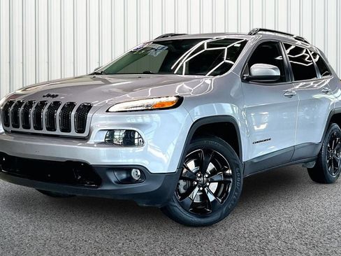 Used 2018 Jeep Cherokee Latitude w/ Altitude Package AWD/4WD image 3