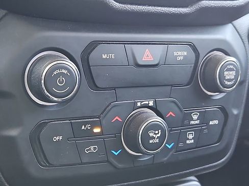 Used 2018 Jeep Renegade Latitude w/ Popular Equipment Group FWD image 16