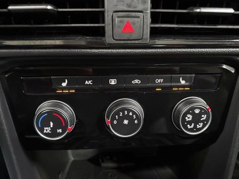 Used 2023 Volkswagen Taos SE w/ Panoramic Sunroof Package image 5