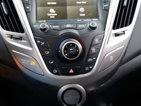 Used 2016 Hyundai Veloster image 30