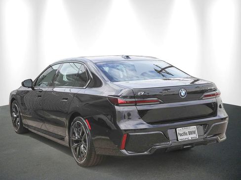 Used 2025 BMW i7 xDrive60 w/ Premium Package AWD/4WD image 4