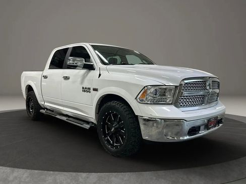 Used 2017 RAM 1500 Laramie w/ Convenience Group AWD/4WD image 3