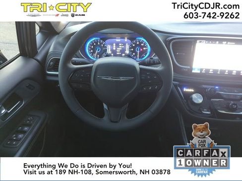 Used 2025 Chrysler Pacifica Limited image 22