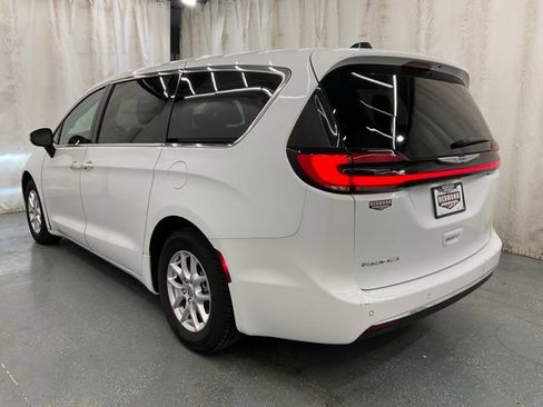 Used 2023 Chrysler Pacifica Touring-L FWD image 5