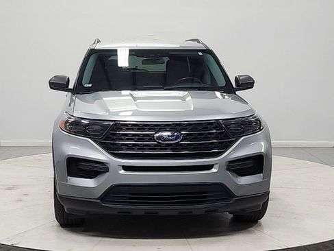 Used 2022 Ford Explorer XLT AWD/4WD image 2