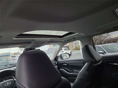 Used 2023 Toyota Highlander XLE AWD/4WD image 25