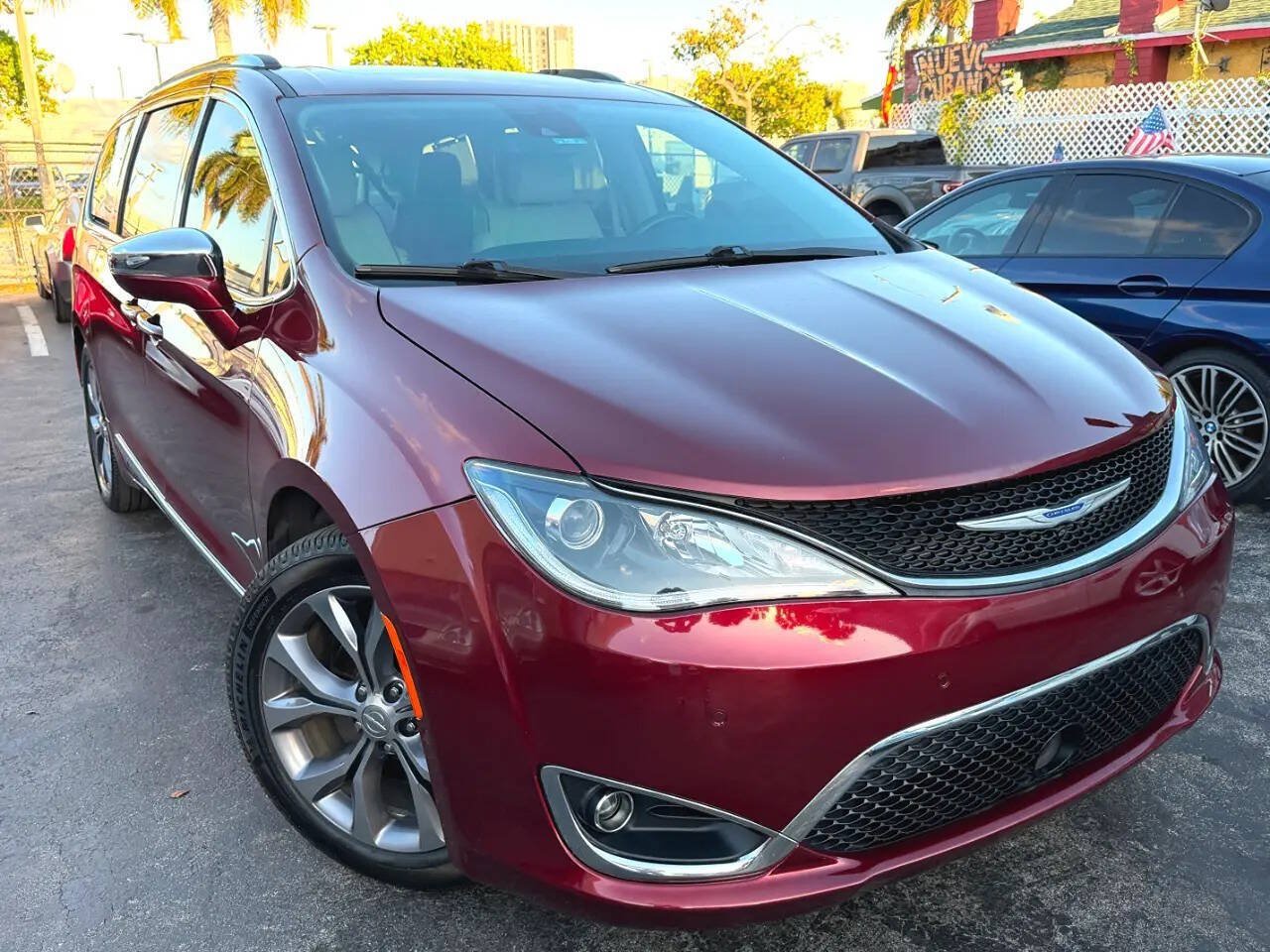 Used 2020 Chrysler Pacifica Limited w/ Tire & Wheel Group FWD image 8