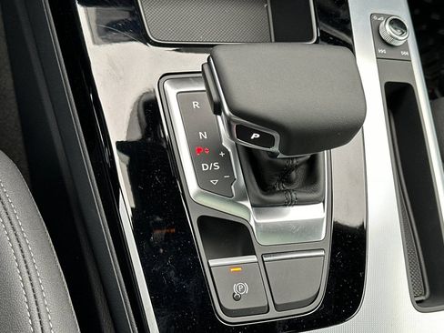Used 2025 Audi Q5 2.0T Premium w/ Convenience Plus Package AWD/4WD image 20