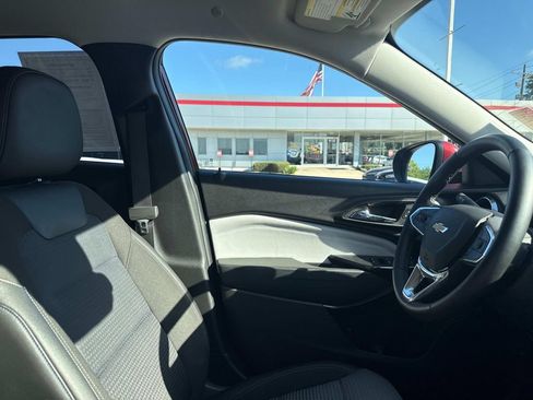 Used 2025 Chevrolet Trax LT w/ LT Convenience Package FWD image 15