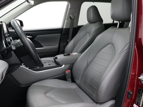Used 2022 Toyota Highlander XLE FWD image 22