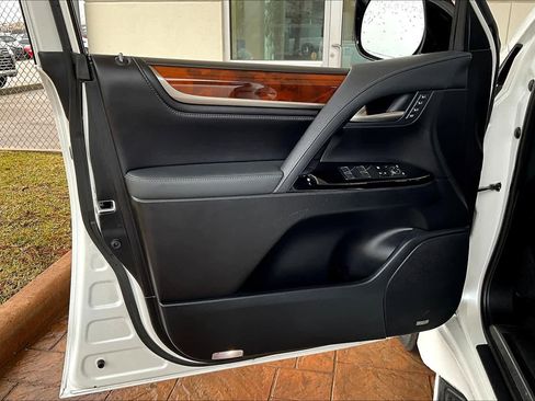 Used 2020 Lexus LX 570 4WD w/ Luxury Package image 22