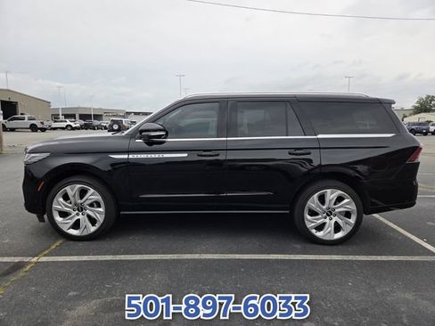 Used 2025 Lincoln Navigator Reserve AWD/4WD image 6