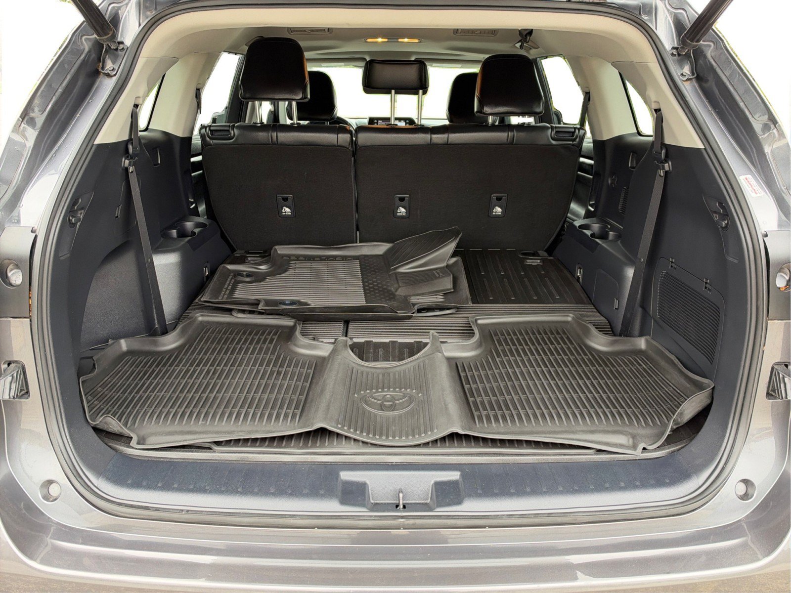Used 2021 Toyota Highlander XLE AWD/4WD image 12