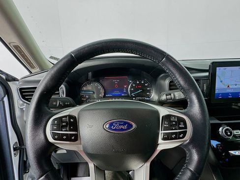 Used 2022 Ford Explorer Limited w/ Equipment Group 301A AWD/4WD image 11