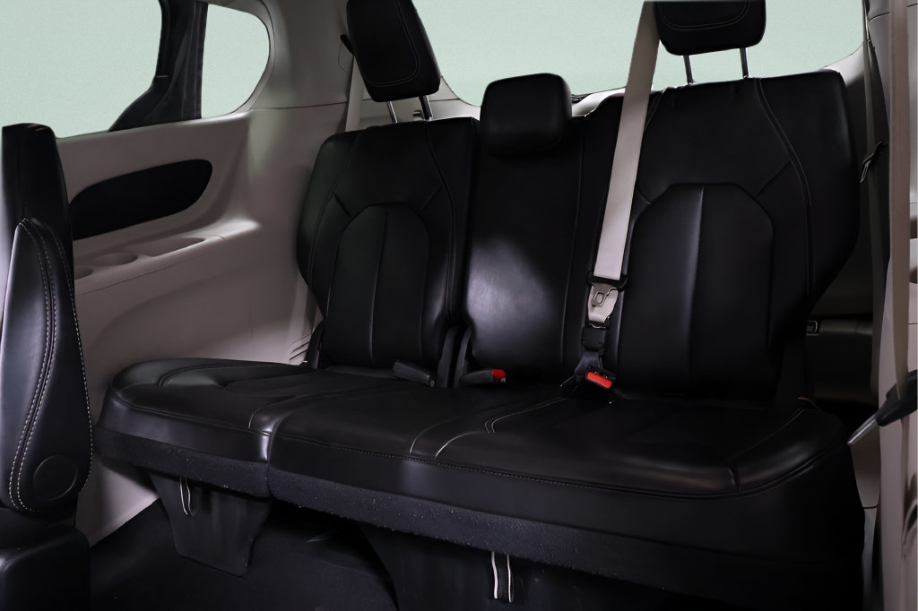 Used 2024 Chrysler Pacifica Touring-L FWD image 24