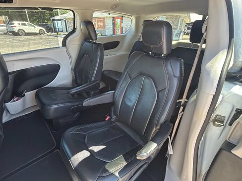 Used 2019 Chrysler Pacifica Touring-L FWD image 14