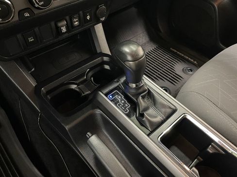 Used 2019 Toyota Tacoma TRD Off-Road AWD/4WD image 31