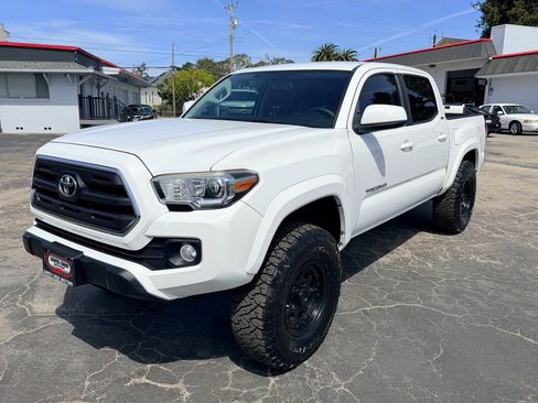 Used 2017 Toyota Tacoma SR5 AWD/4WD image 3